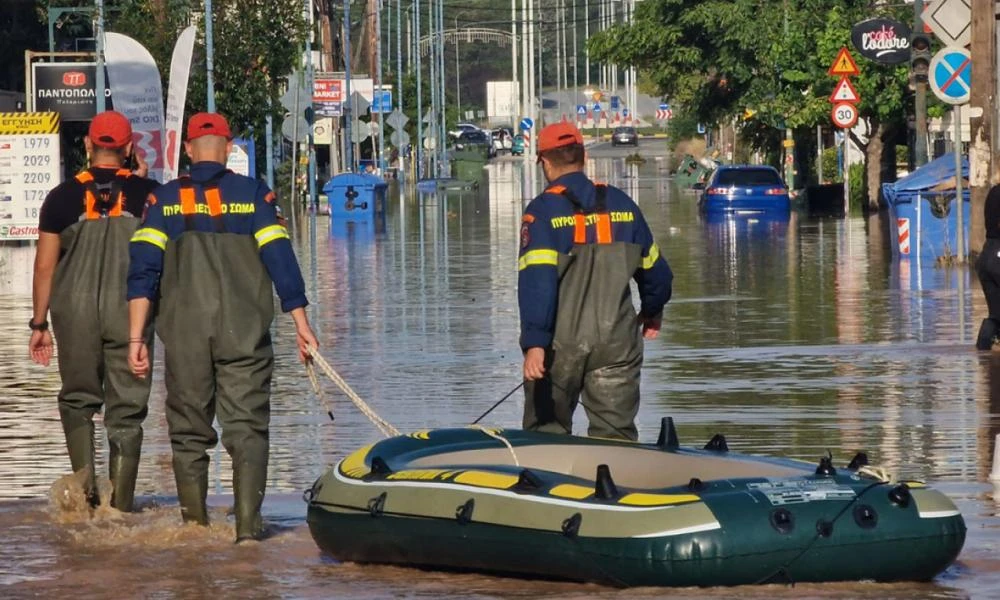 Λάρισα: Συνεχίζονται απεγκλωβισμοί με το φως του ηλίου - Μέχρι τους πρώτους ορόφους πολυκατοικιών τα λασπόνερα